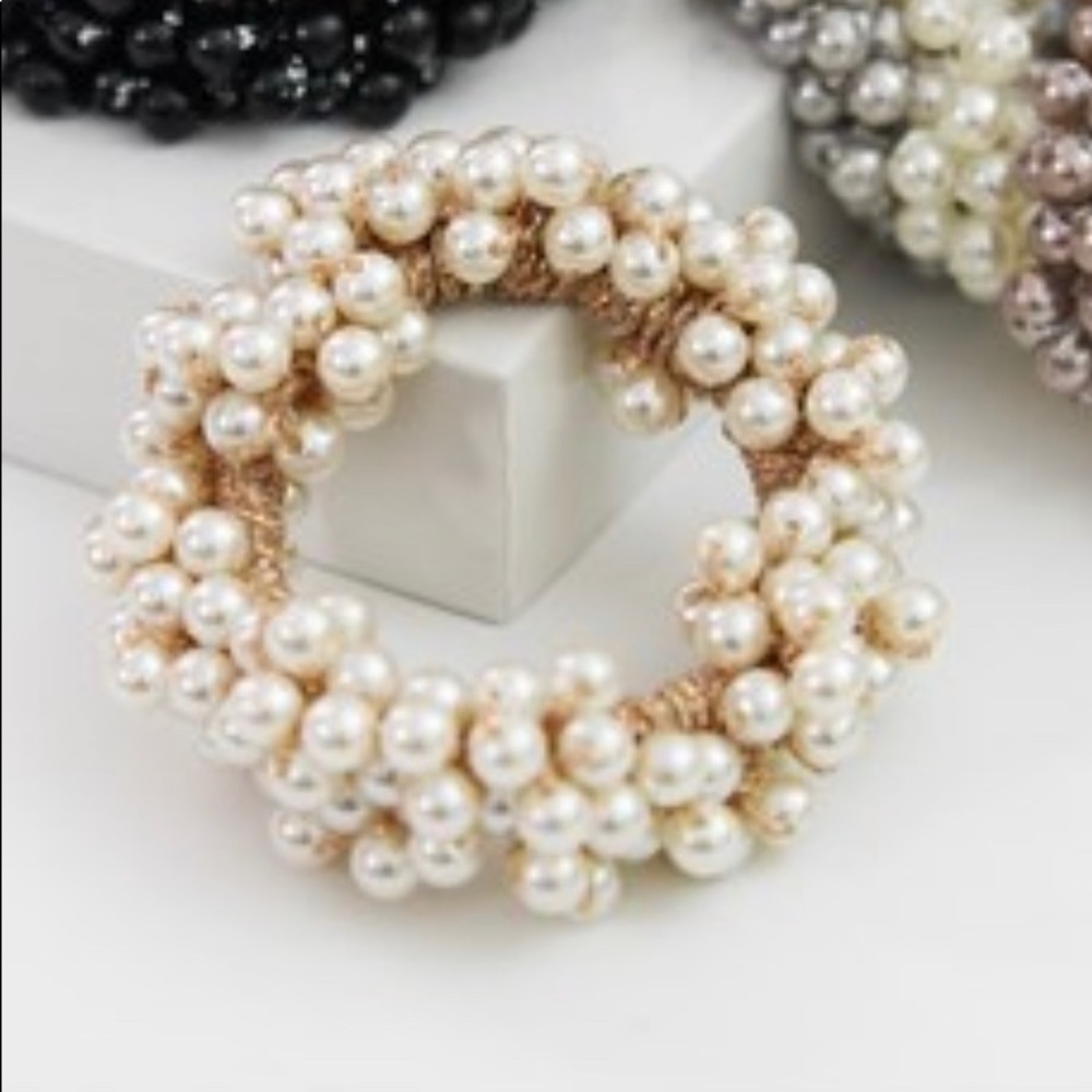 Beautiful Pearl Hair Tie